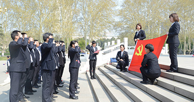 瞻仰烈士陵园 重温入党誓词