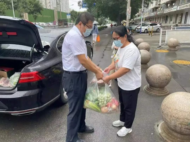 心系一线 情暖后方——物业公司领导慰问驻外一线职工家属及封控在岗干部职工