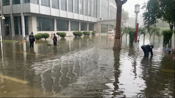 以汛为令 | 世纪物业坚守防汛一线，牢筑园区“安全堤坝”