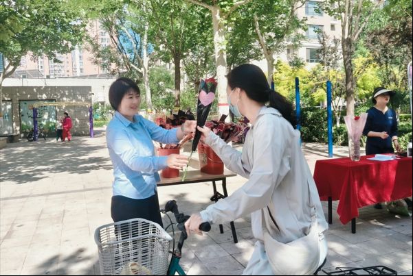 世纪物业以花为媒，演绎爱的旋律